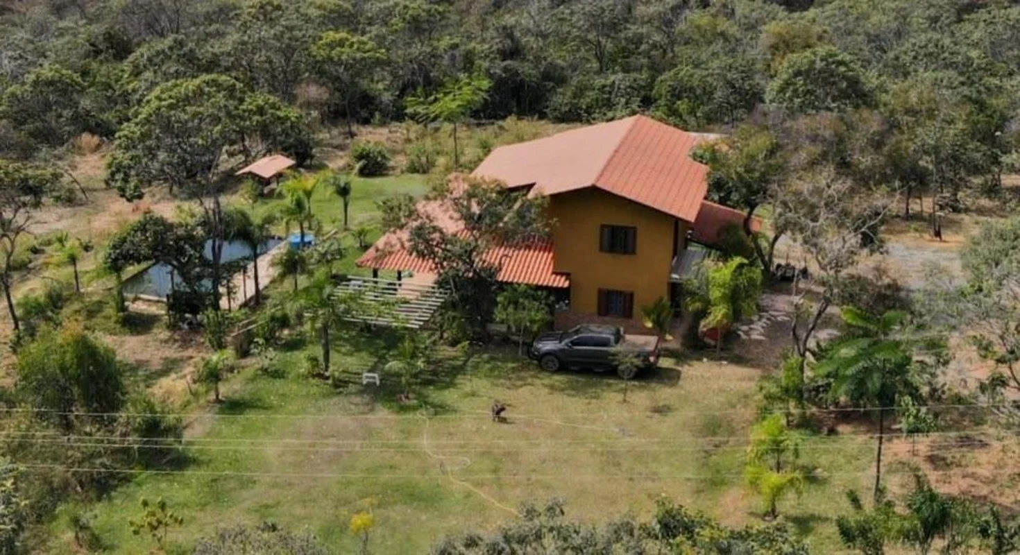 Descubra uma oportunidade única de morar ou investir em uma charmosa chácara no ...