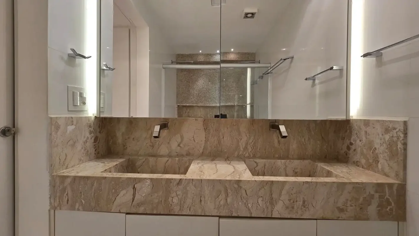 Descubra um apartamento duplex de 2 quartos, sendo 1 suíte, no moderno Lago Nort...
