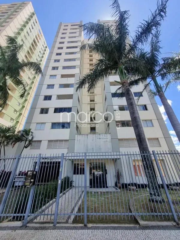 Sala com sacada, cozinha com armários, área de serviço, 02 quartos sendo um com ...