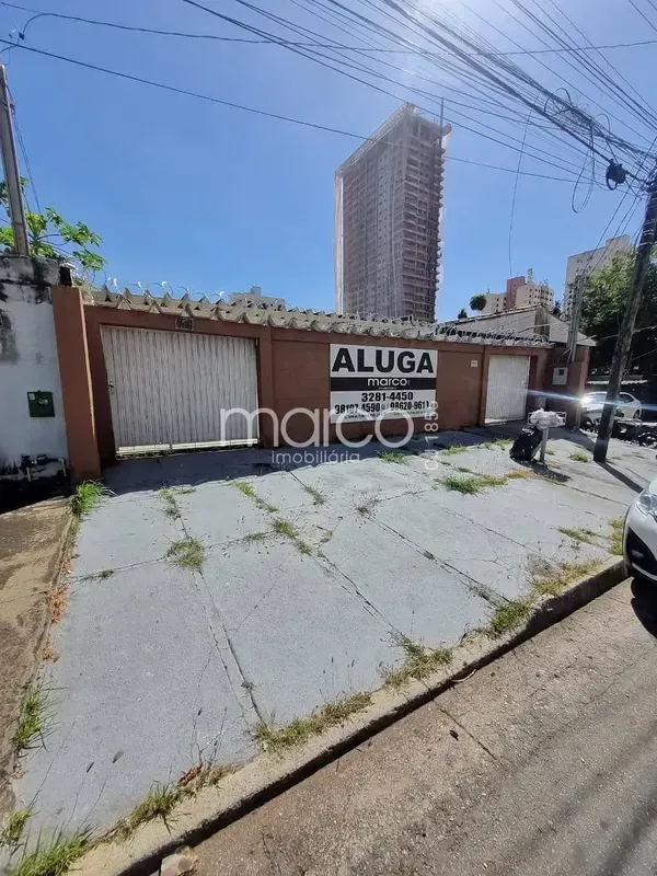 Casa comercial com quintal amplo nos fundos e barracão com três cômodos. A casa ...