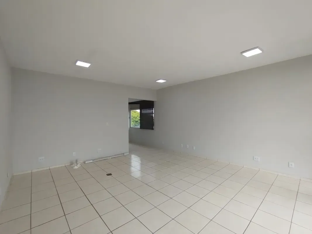 IDEALIZE ALUGA SALA COMERCIAL Imóvel: Sala canto de aproximadamente 32 m², com b...