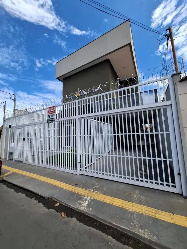 Apartamento com quarto, sala e sacada integrados, além de cozinha e lavanderia c...