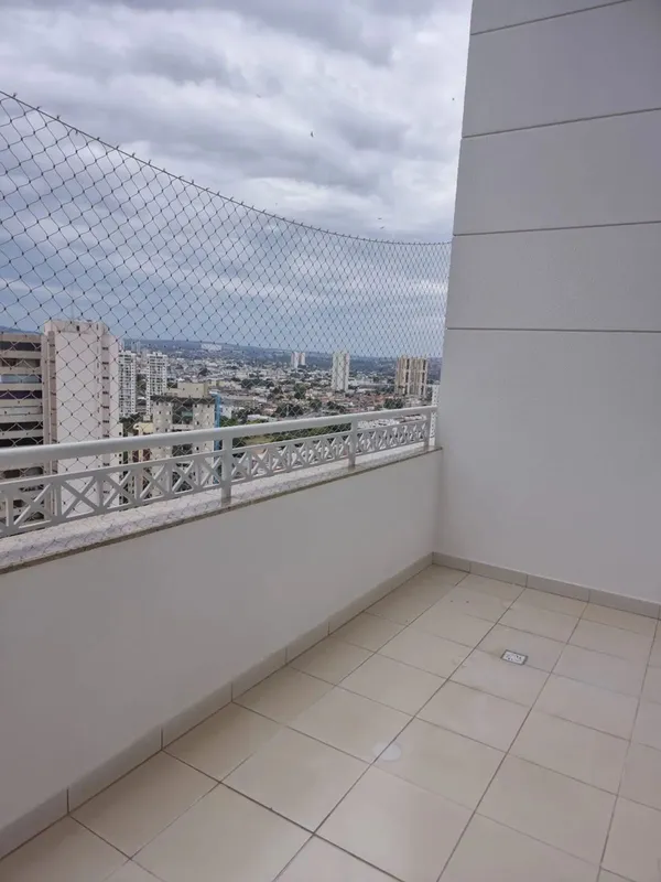 Apartamento amplo e bem distribuído, com 3 quartos, 4 banheiros e 2 vagas de gar...