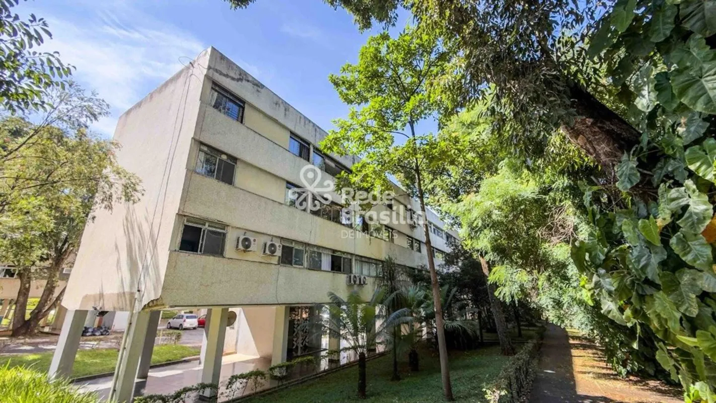 Apartamento vazado, amplo e bem localizado na SQS 412, Asa Sul, uma das quadras ...