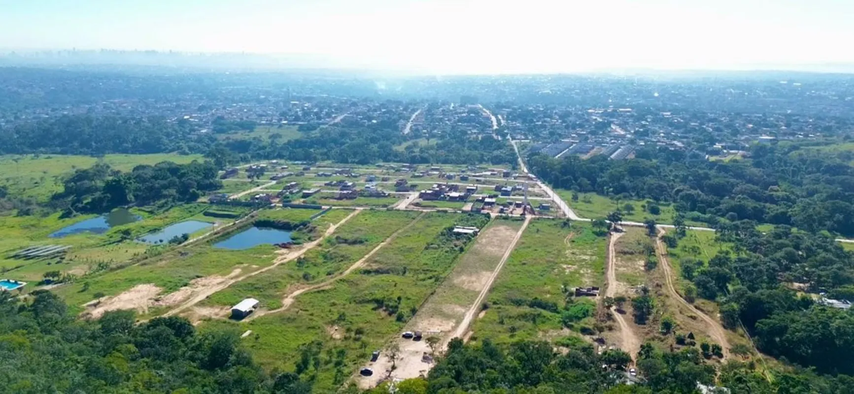 Área total 21.000 m²Poço Profundo 3000 litros por hora c/ Placa solar. Dois gran...