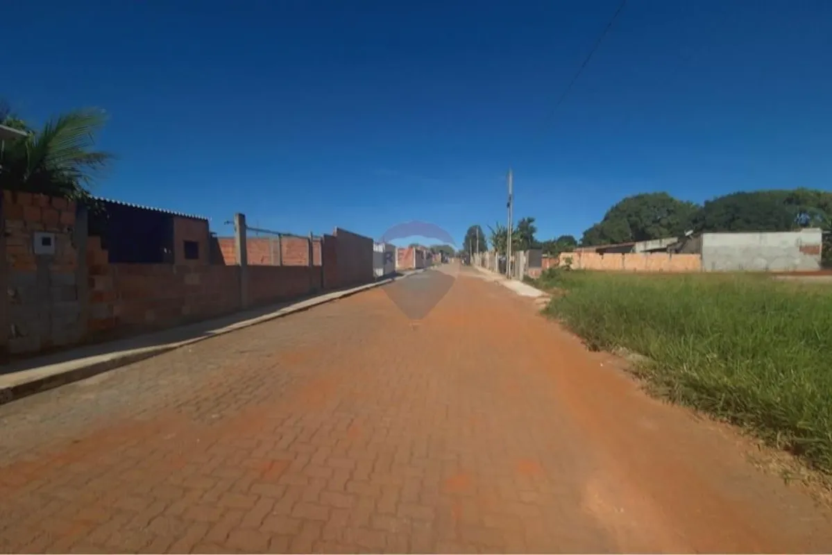 Vende-se terreno de 400 m², localizado no Residencial Recanto das Palmeiras.Resi...