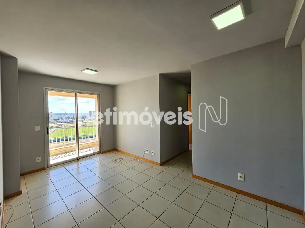 Apartamento 02 quartos com suíte e varanda – Edifício Via Tropical Localização:Q...