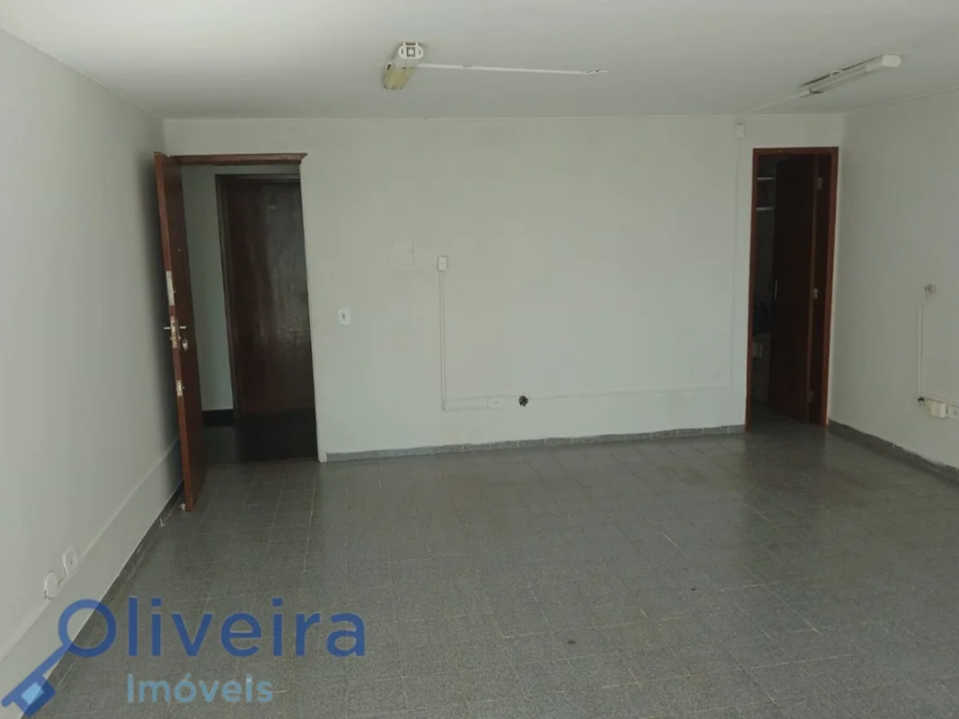 SALA EM ÓTIMA LOCALIZAÇÃO COM ELEVADOR- sala não está dividida. Pode ser dividid...