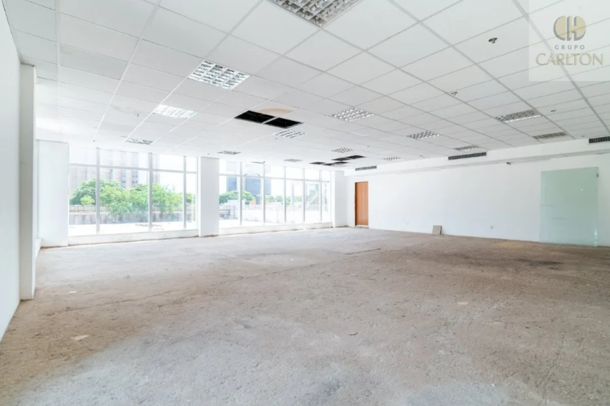Apresentamos uma ampla loja térrea com 140 m² de área útil, ideal para receber d...
