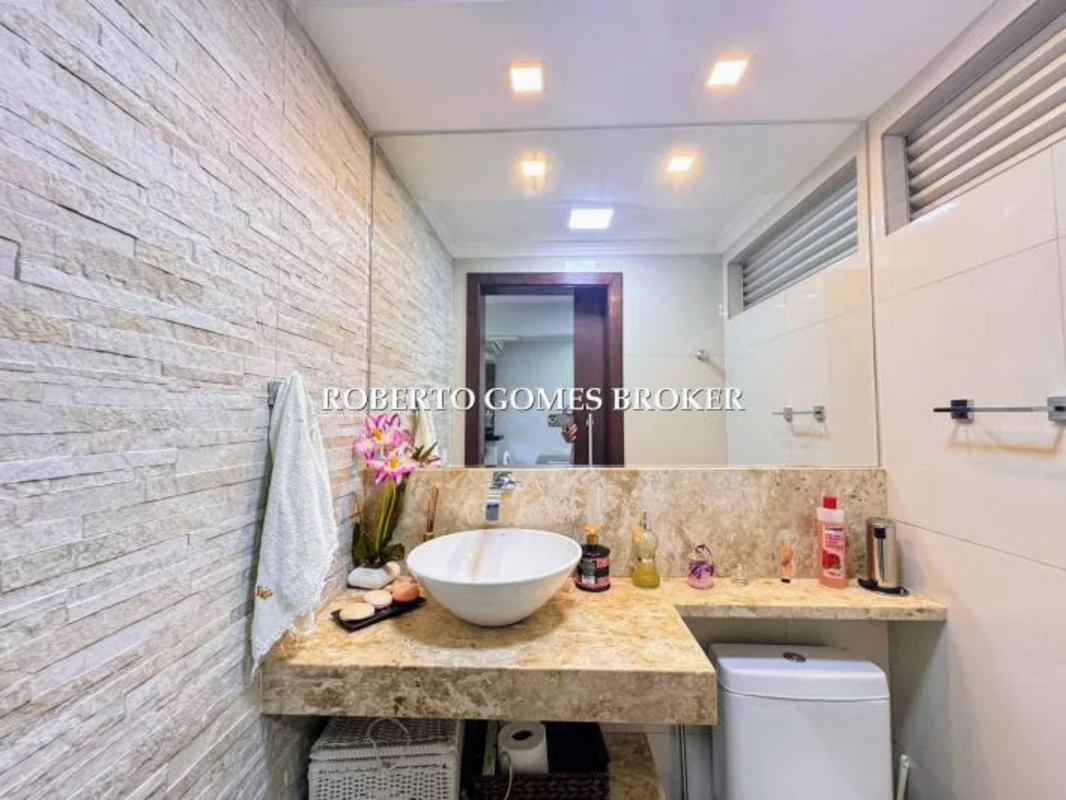 Conheça este lindo apartamento à venda na SQSW 303. Com uma vista livre para den...