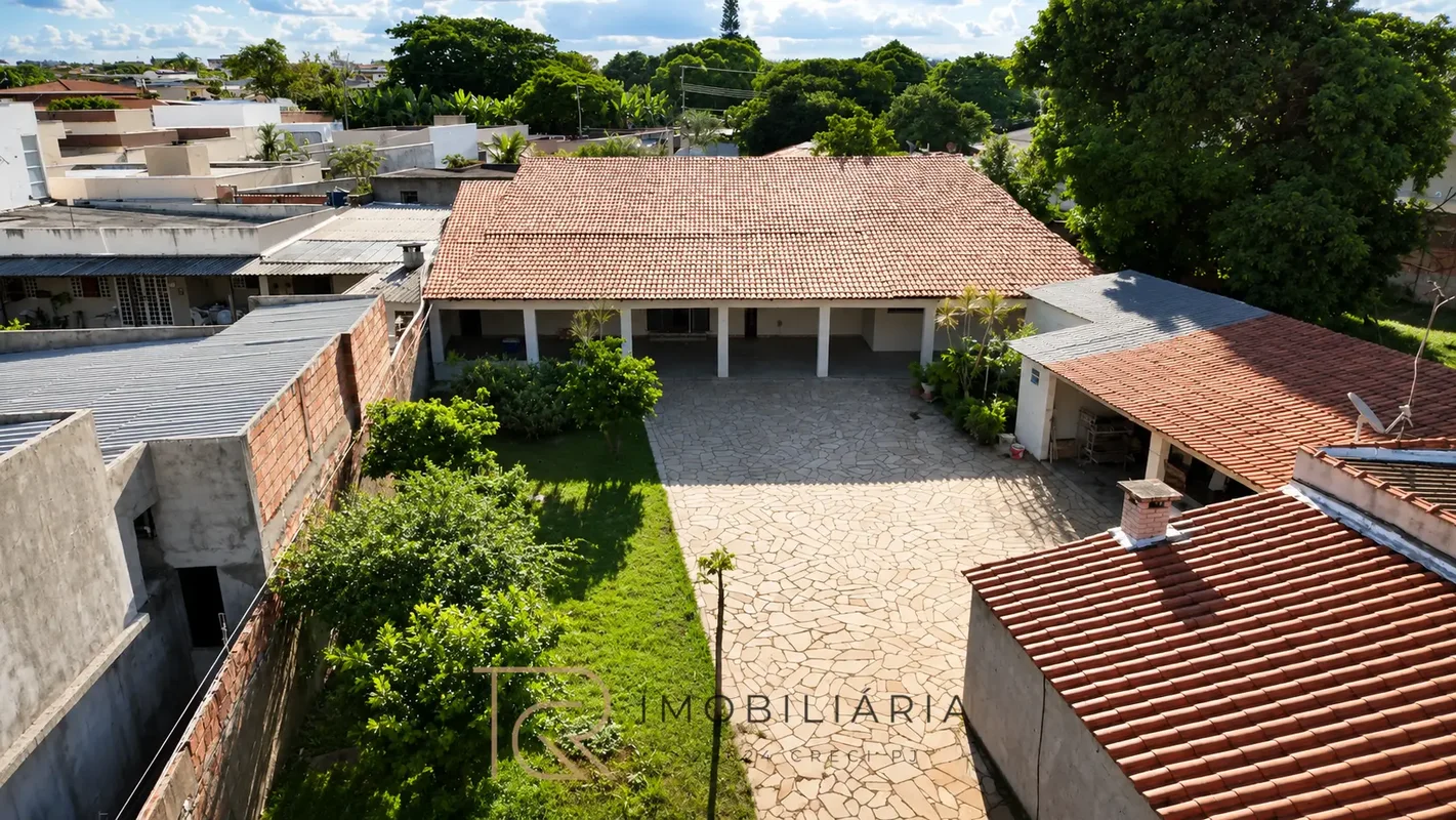 TRG Imobiliária VENDE !Casa térrea, clássica, em lote amplo !Condomínio fechado ...