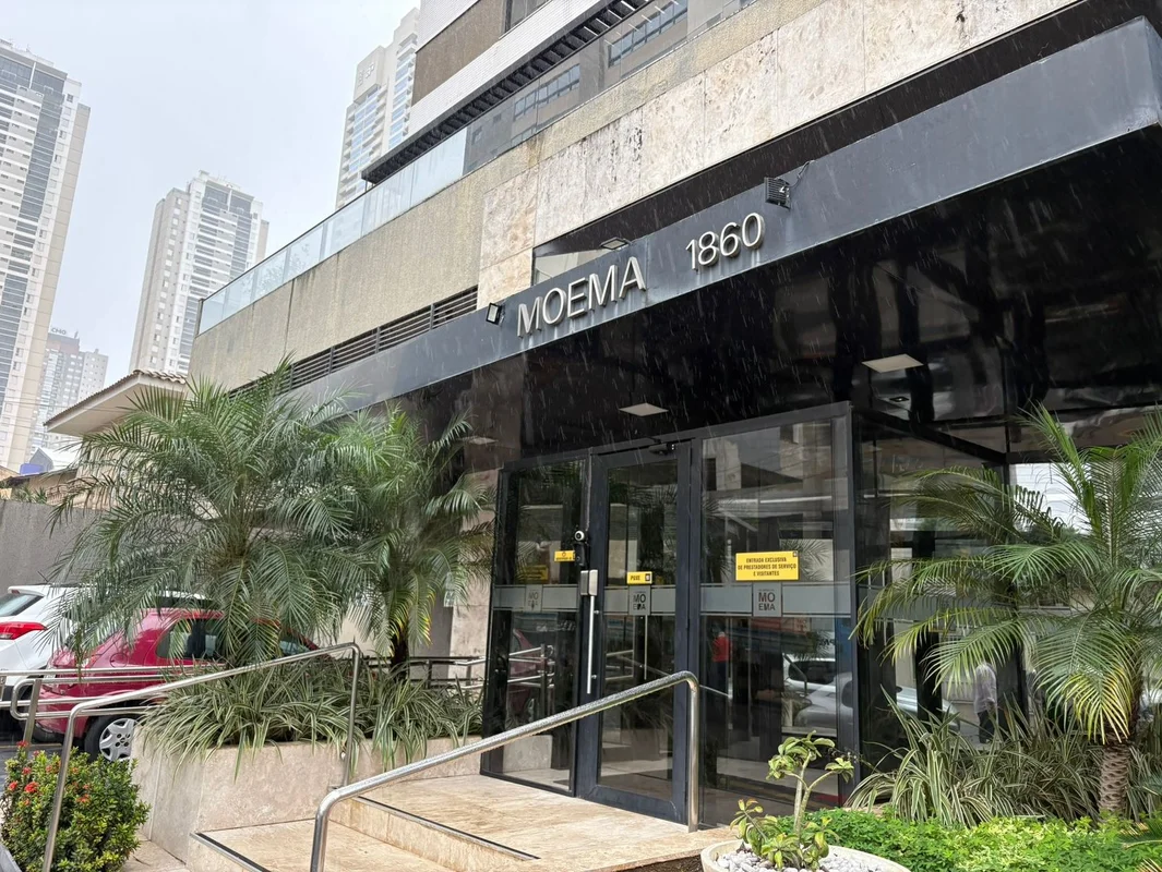Conheça este elegante apartamento mobiliado na Rua T 30, no Setor Bueno, Goiânia...