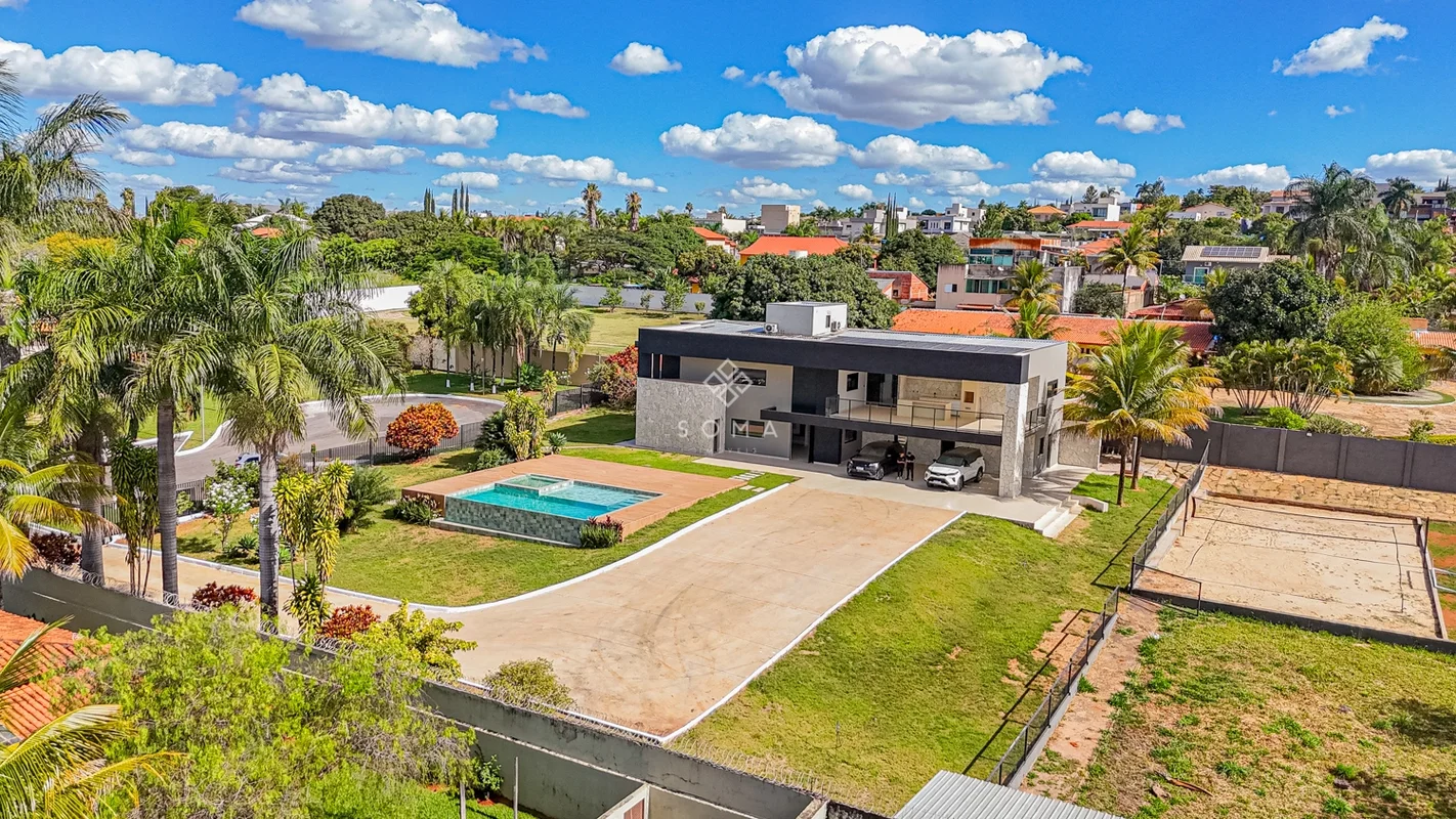 Em um terreno de 5.000 m², esta residência nova e moderna se destaca pelos ambie...