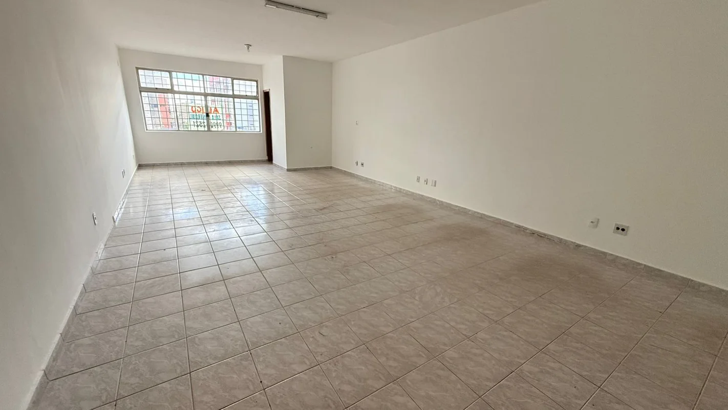 Anício e Vieira Imobiliária disponibiliza salas comerciais para locação.QNA 30, ...