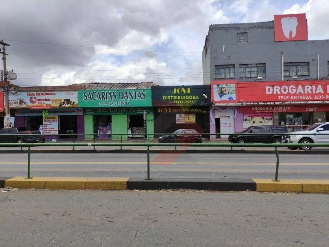 Loja comercial com 45m², 1 banheiro e área aberta nos fundos com aproximadamente...