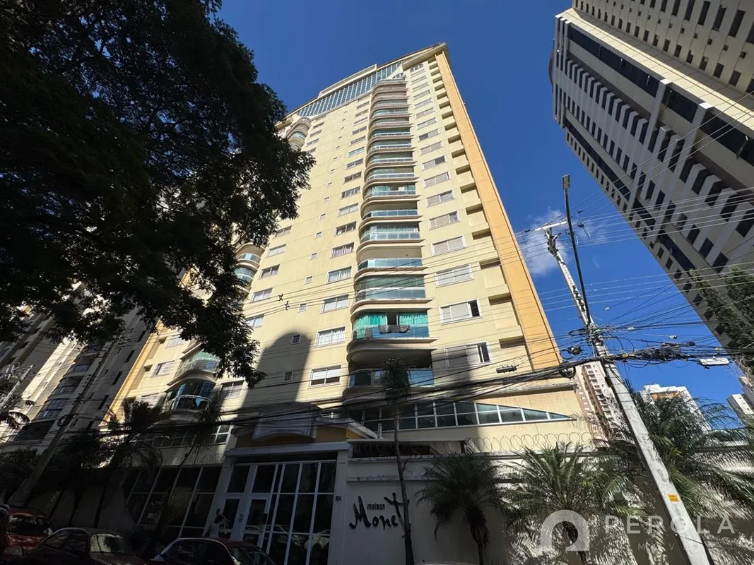 Apartamento com três quartos sendo três suítes, uma suíte sendo master com banhe...
