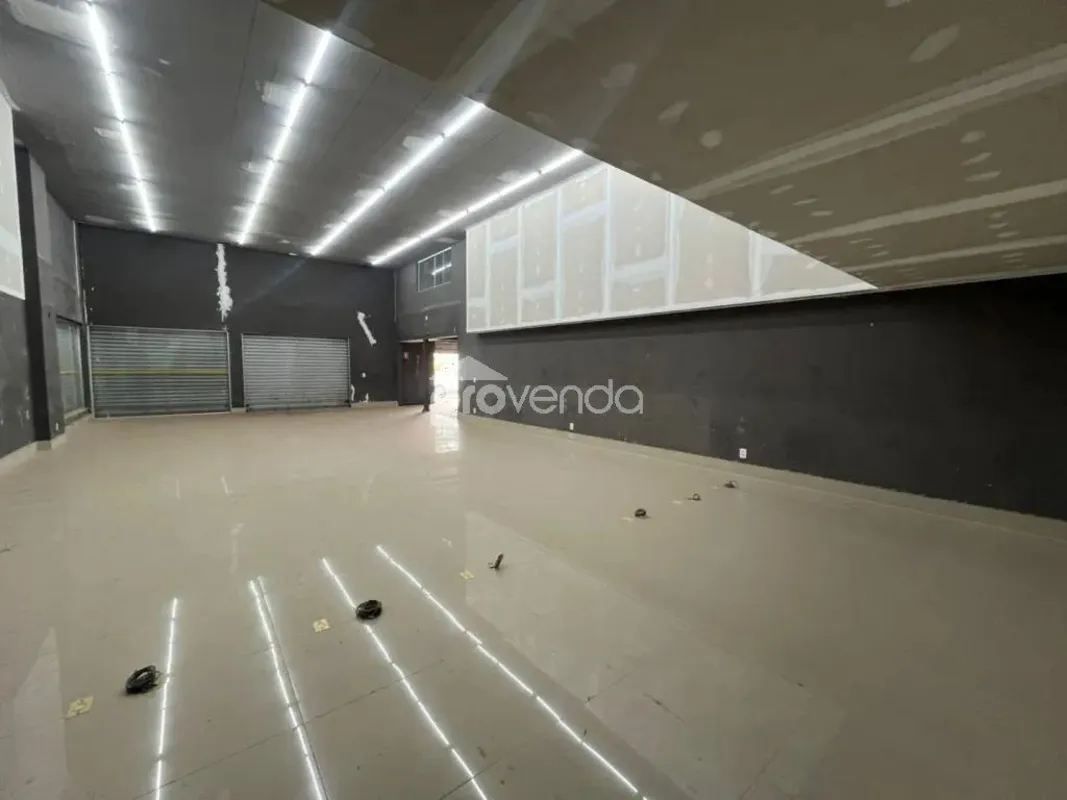 Excelente galpão com 393,00 m² de área construída, localizado em uma das princip...