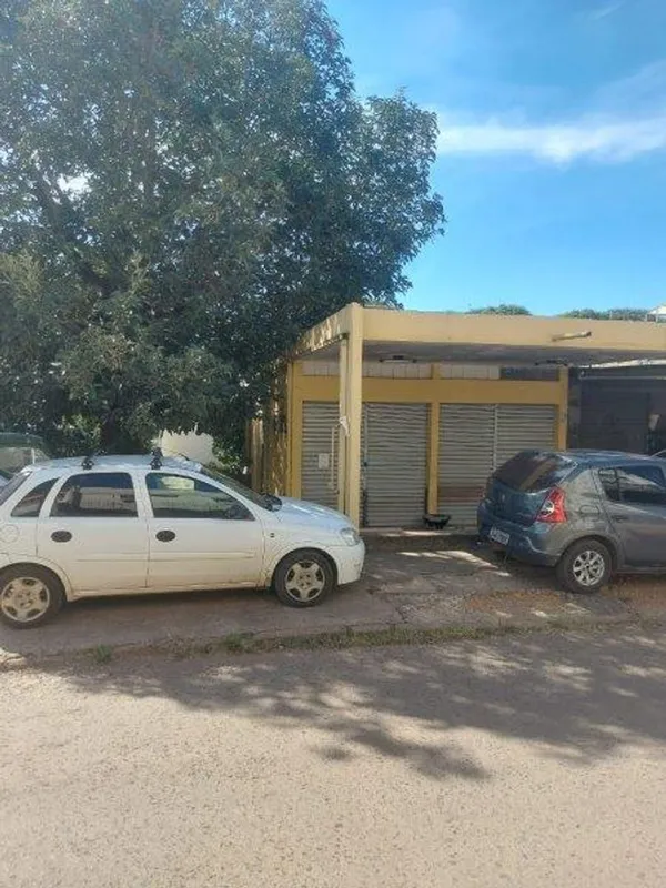 Imóvel de esquina desocupado ótimo para montar seu negócio e morar. Distribuição...