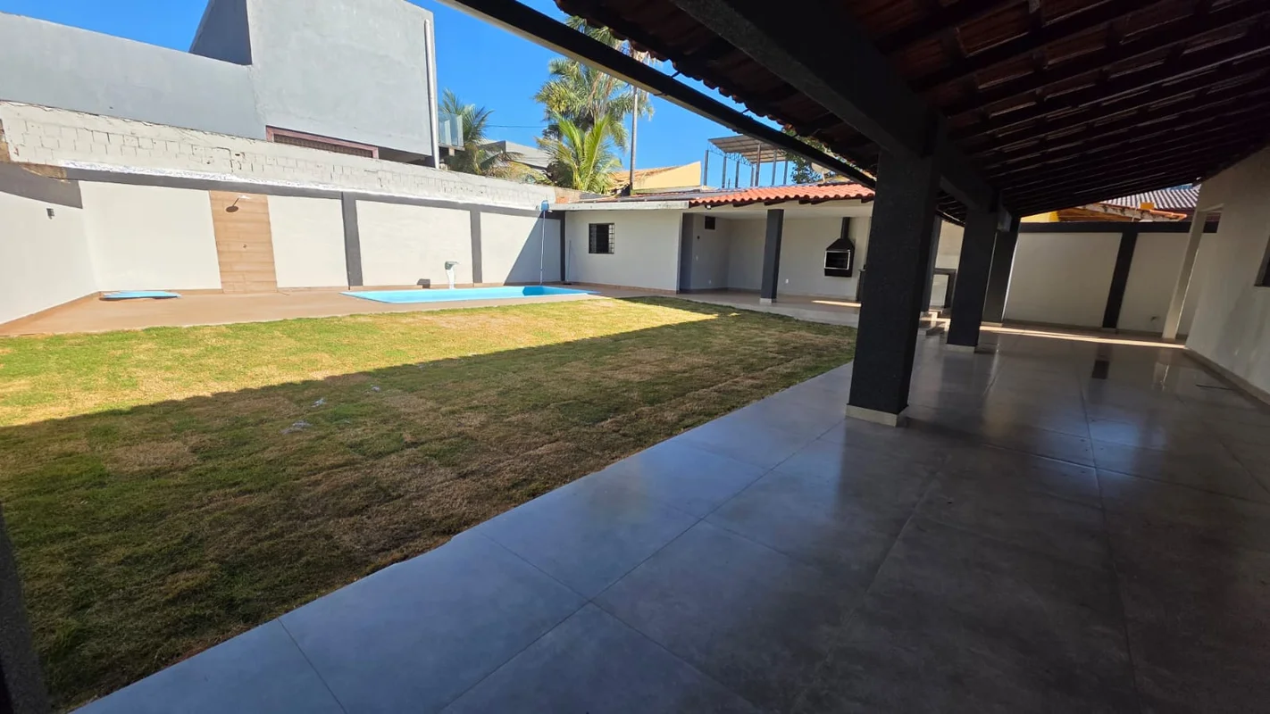 Descubra uma charmosa casa em condomínio na Rua 10, Vicente Pires, DF, que combi...