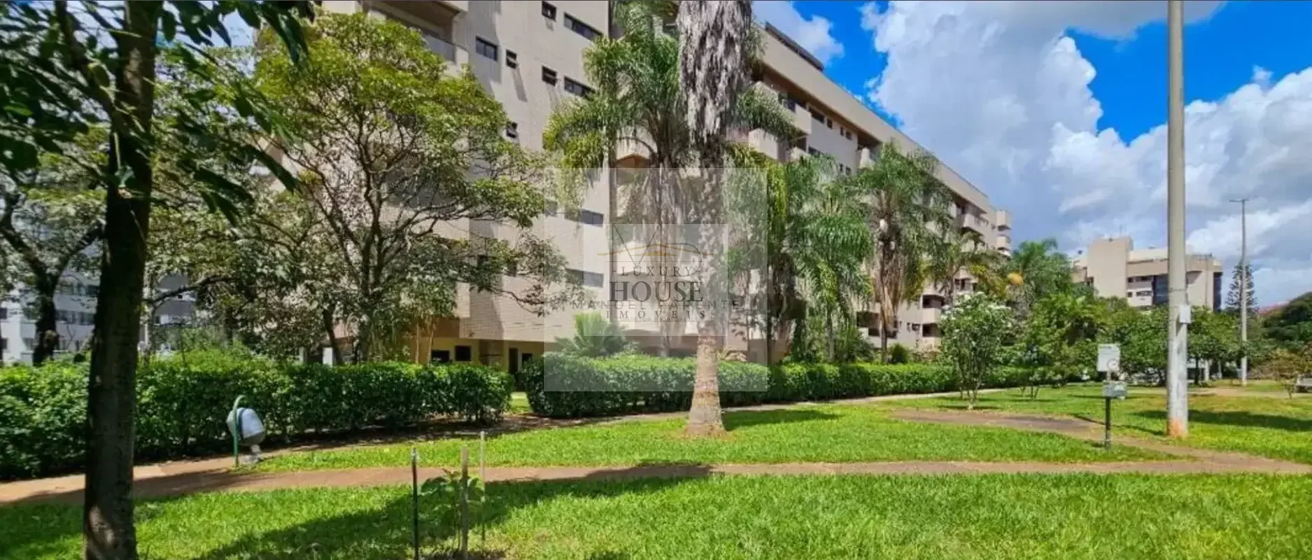 Descubra um apartamento de alto padrão na SQSW 101 Bloco C, no coração do Sudoes...