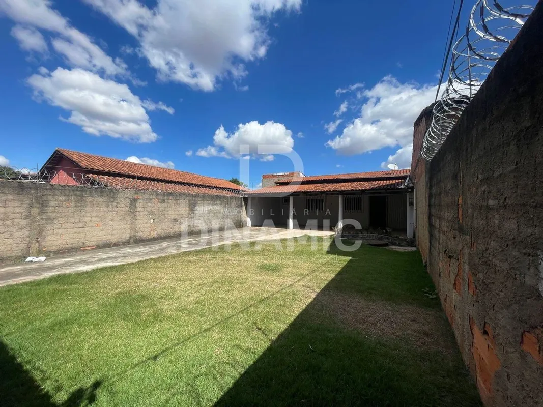(ID 08)Casa Ampla com Quintal e 3 Quartos para Locação na Rua 11-A - GaraveloExc...
