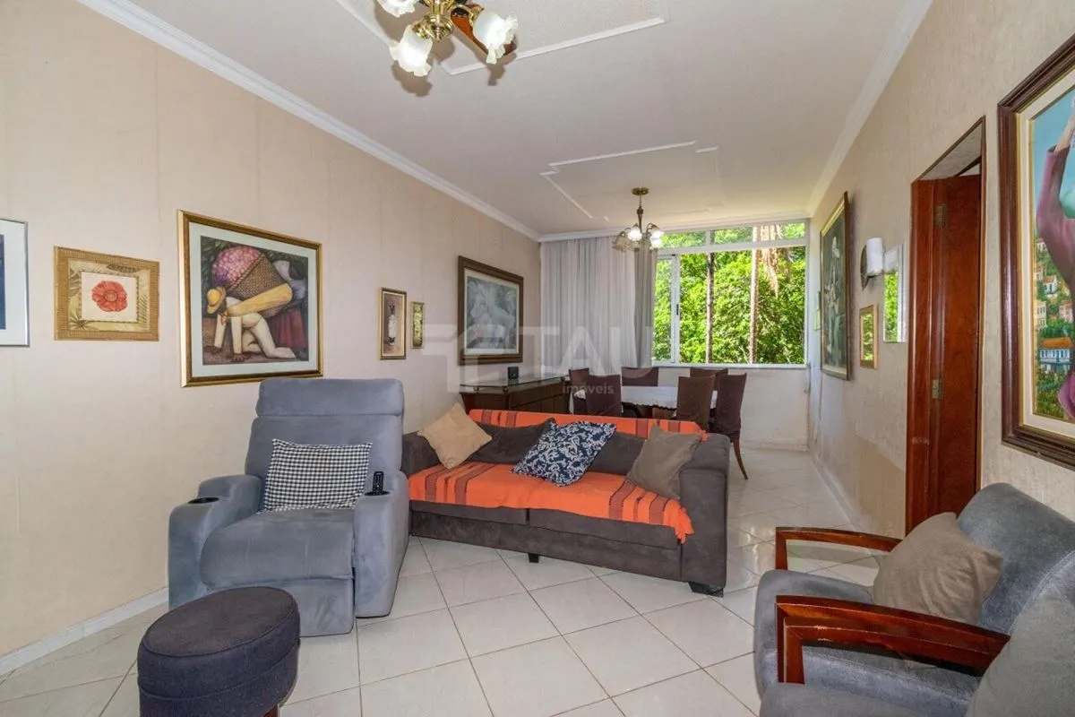 Localizado em uma das quadras mais desejadas da Asa Sul, este apartamento na SQS...