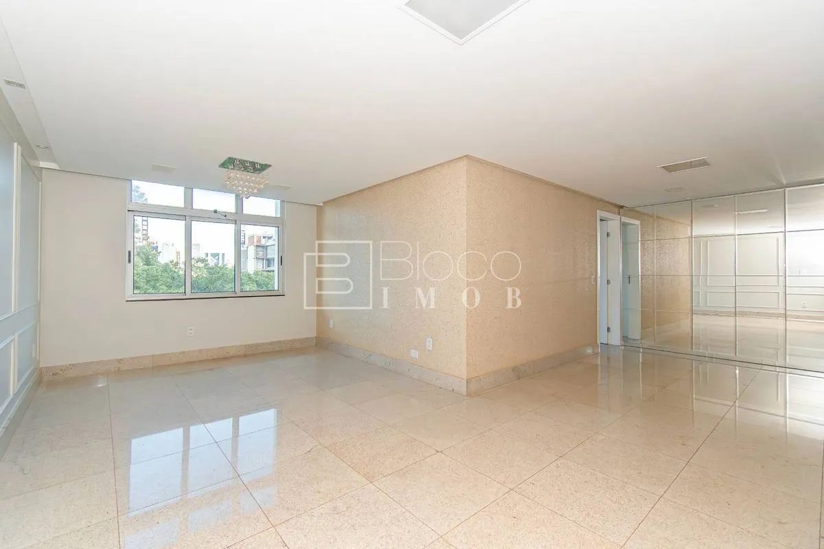 APARTAMENTO ILUMINADO E AREJADO EM ANDAR ALTO COM VISTA.São 130 m² útil, origina...