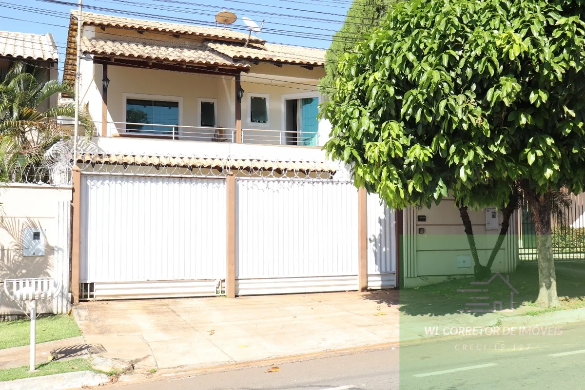 Aconchegante casa / Sobrado com 182 Mts² de terreno e área construída de 162 Mts...
