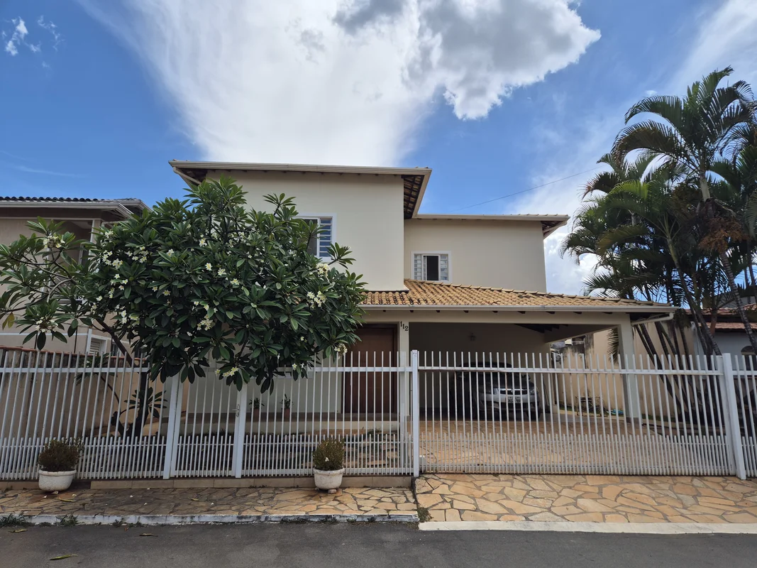 Descubra a melhor oportunidade no Jardim Botânico: um sobrado de alto padrão no ...