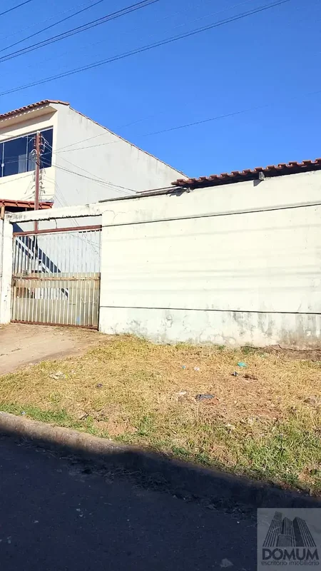 Quadra 203 Conjunto 06 - Recanto das Emas-Lote de 150 m², com uma casa simples c...