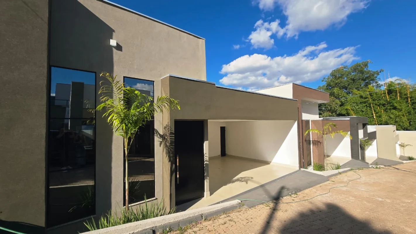 Descubra uma oportunidade única: uma charmosa casa padrão no Conjunto Arniqueira...
