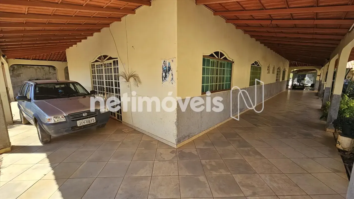 Imóvel com aproximadamente 400m2 de área construida em lote de 811m2.A casa é co...