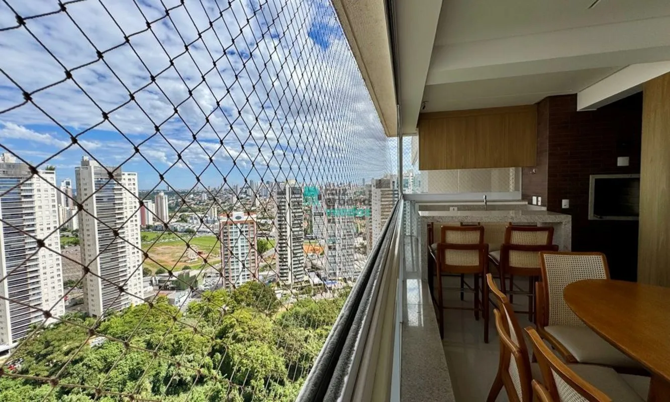 Apartamento mobiliado, com sala integrada à varanda e uma vista aberta que ampli...