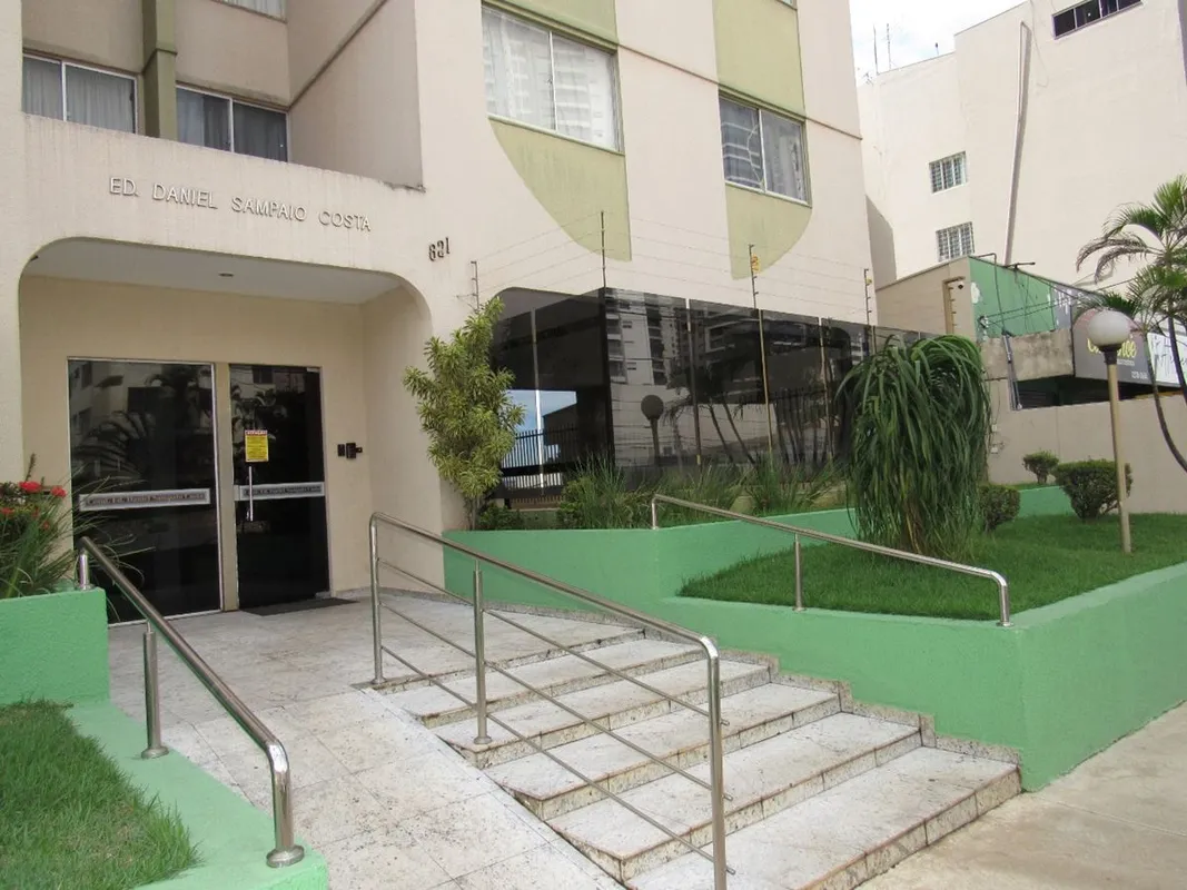 Apartamento: (02) quartos com armários, (01) sala, (01) banheiro social, (01) co...