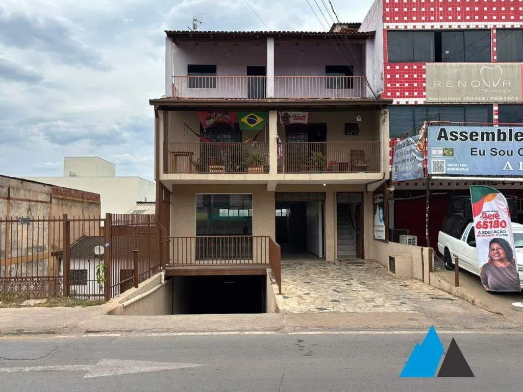 A melhor loja com sub solo recém reformada na avenida principal do Varjão, Quadr...