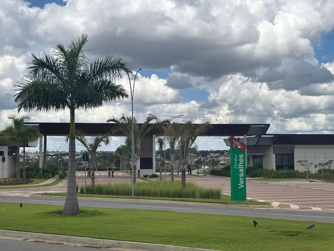 Lote a venda com 235,20m² no Condomínio Jardins Versalhes em Aparecida de Goiâni...