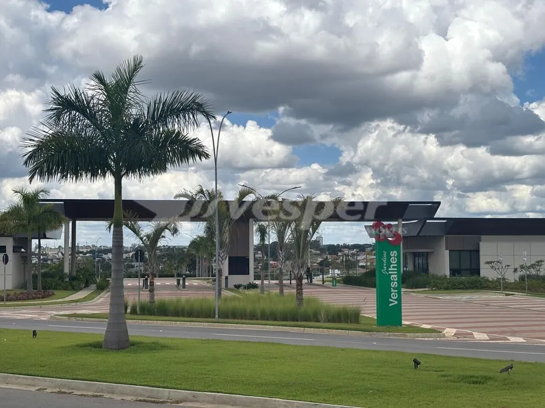 Lote a venda com 235,20m² no Condomínio Jardins Versalhes em Aparecida de Goiâni...