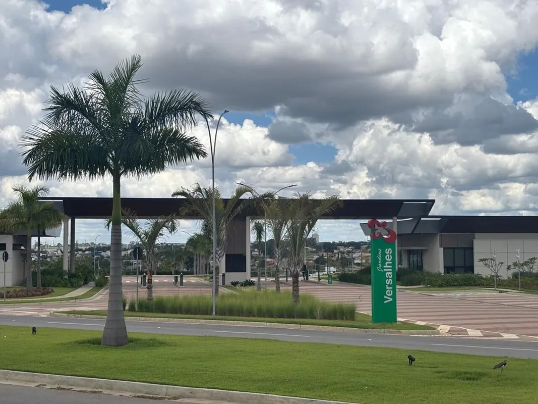 Lote a venda com 235,20m² no Condomínio Jardins Versalhes em Aparecida de Goiâni...