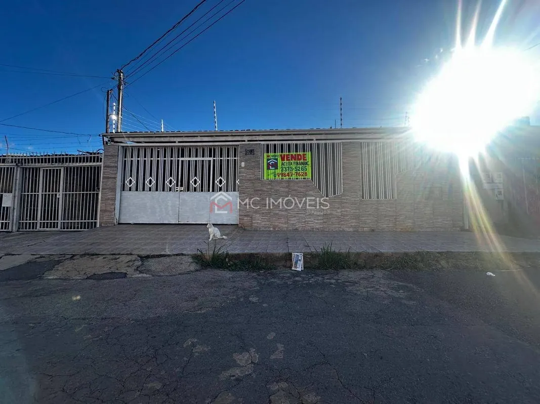 Casa à Venda na QNM 17 Conjunto E | 4 Quartos sendo 2 Suítes | 3 Vagas | 250m² |...