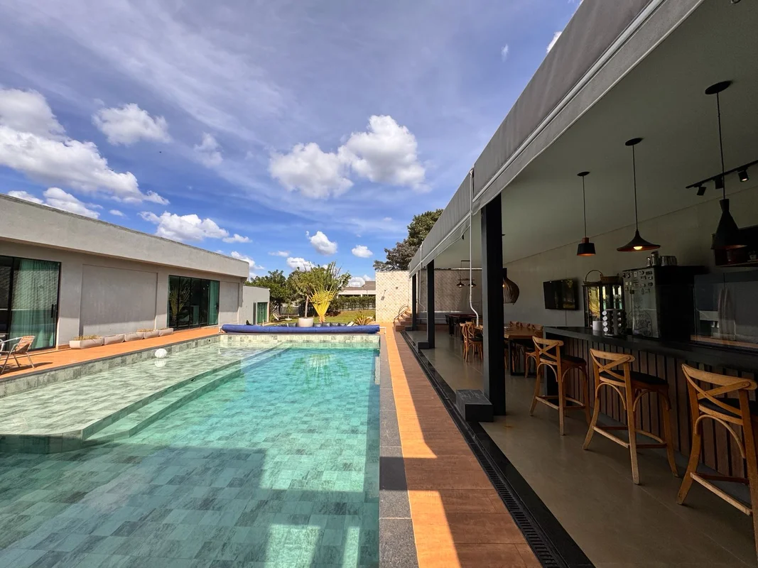 Vendo excelente casa na Quadra 3 do Park Way, para quem busca sofisticação, conf...