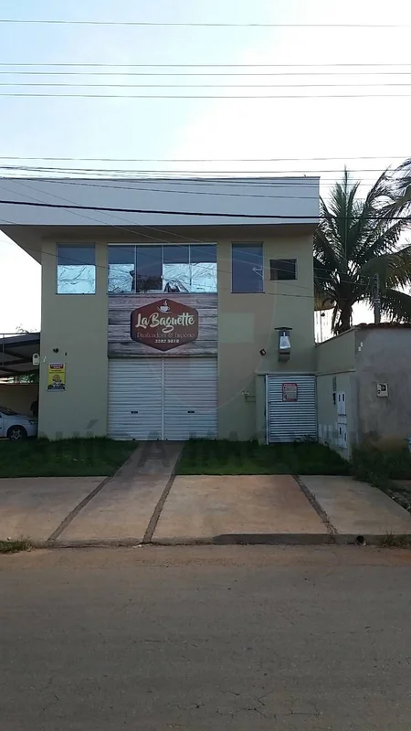 Localizado em frente às portarias de condomínios fechados, oferece segurança, vi...