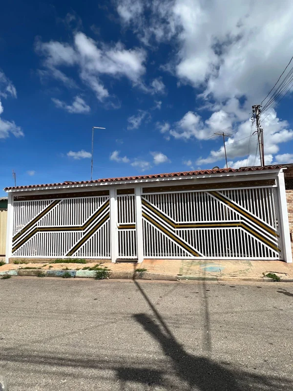 *VENDE-SE UM SOBRADO* *SANTA MARIA*??Sobrado na qc 01 na rua do batalhão da polí...