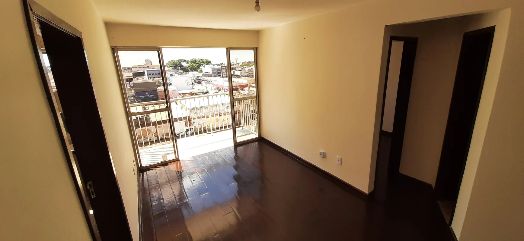 Apartamento de 01 quarto, sala, sacada, banheiro social, cozinha conjugada com a...