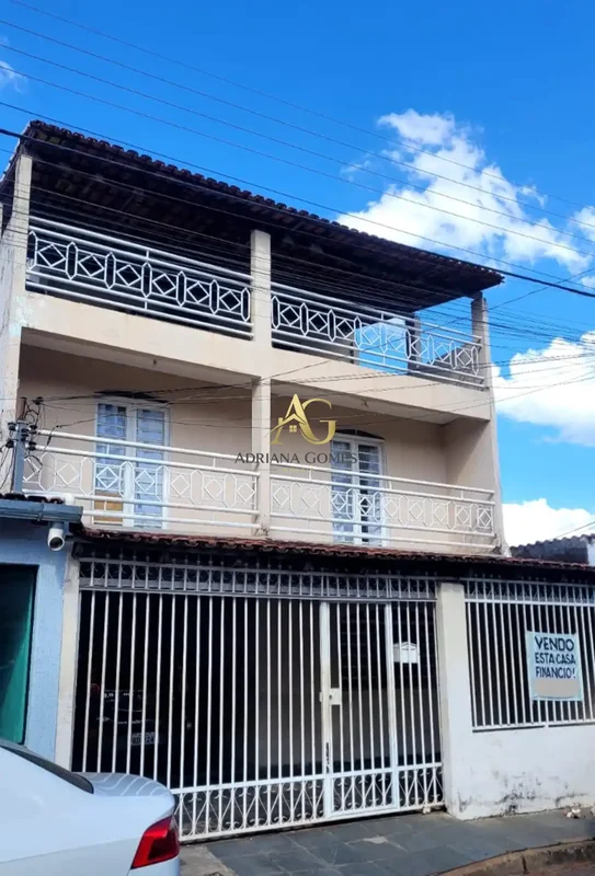 Sobrado amplo e versátil, ideal para famílias grandes ou para quem busca morar e...