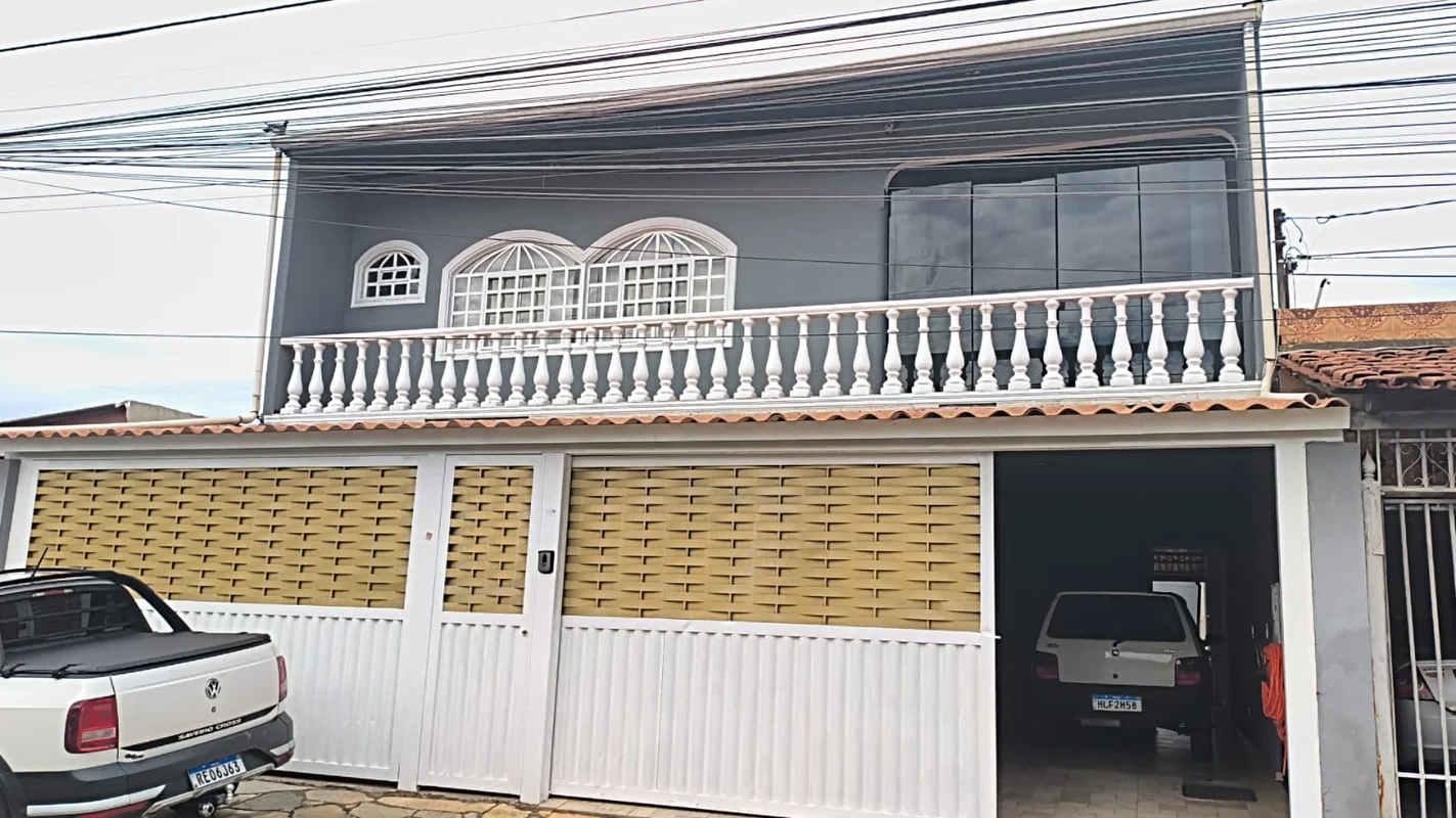 CASA COM 2 ANDARES LOTE COM 250 MARMÁRIOS NA COZINHA e BANHEIROS NA PARTE TÉRREA...