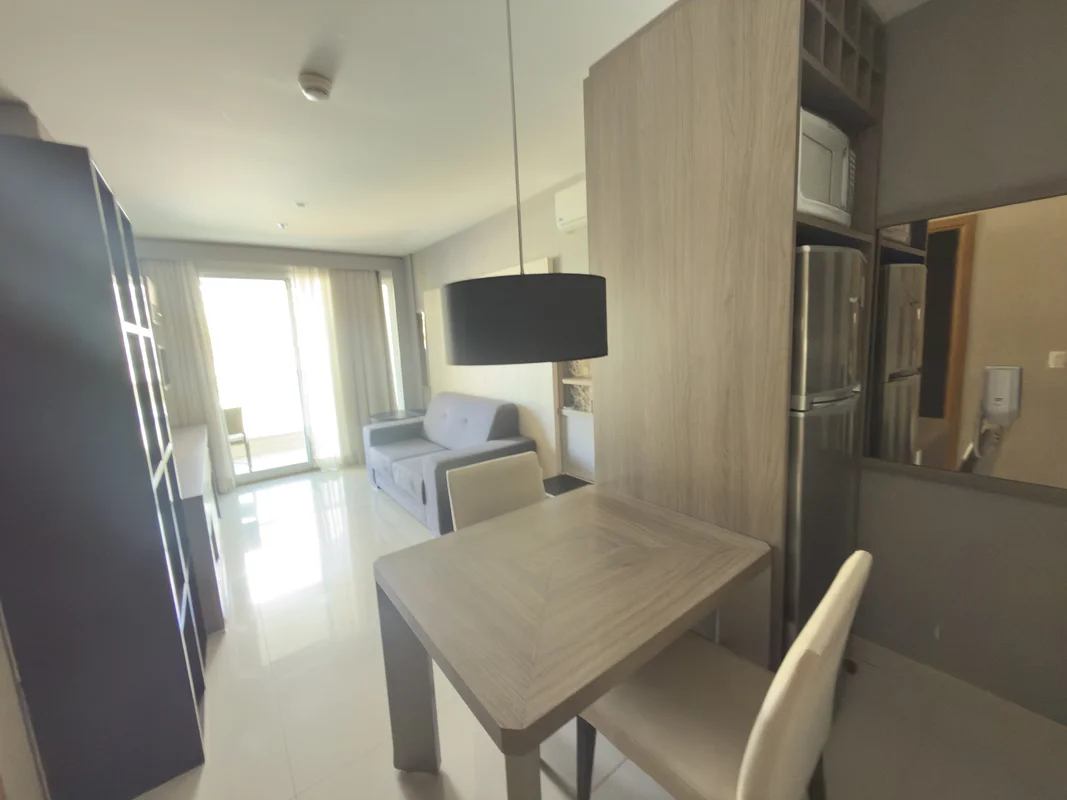 Confira este apartamento lindo e totalmente mobiliado no coração da ASA SUL, em ...