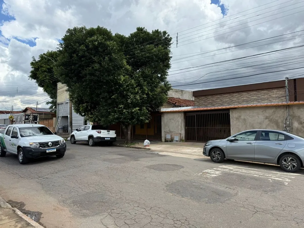 Casa com 3 quartos (1 suíte), sala, copa, cozinha, despensa, área de serviços e ...
