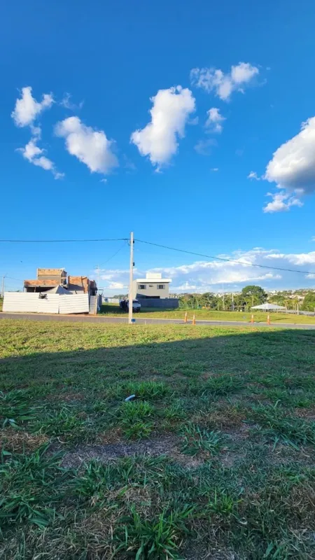 Excelente lote com 230,40 m² no Jardins Versalhes, ideal para quem deseja constr...