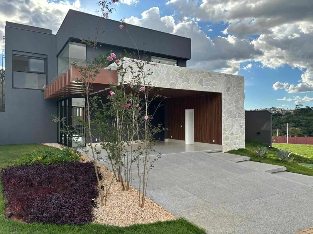 ImÃ³vel com arquitetura contemporÃ¢nea.SÃ£o 405mÂ² de terreno e 254mÂ² de constr...