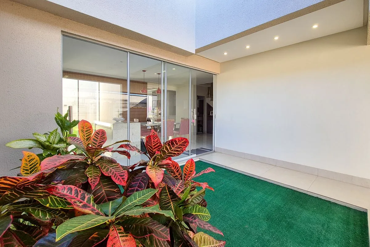 Sobrado de 210 mÂ² com 03 suÃ­tes plenas, localizado no Jardim OlÃ­mpico, a pouc...